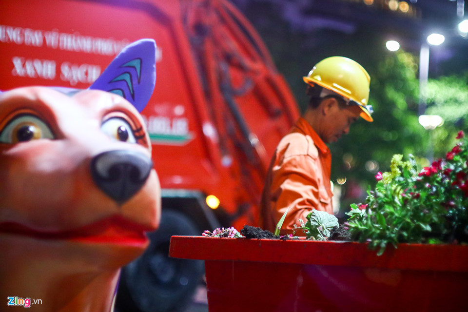 Nhiều người chờ đến khuya để xin hoa đêm bế mạc đường hoa Nguyễn Huệ